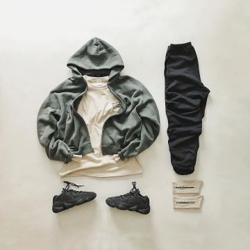 Adidas Yeezy 500 Utility Black en la cuenta de Instagram de @basedofhype