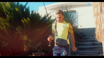 Maillot Manchester City Puma de Heuss l'Enfoiré dans Heuss L'Enfoiré (ft. JuL) - Moulaga (Clip Officiel)