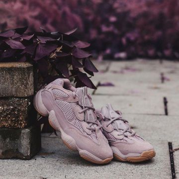 Adidas Yeezy 500 Soft Vision en la cuenta de Instagram de @resellbyromain