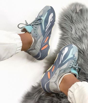 Adidas Yeezy Boost 700 Inertia en la cuenta de Instagram de @quezappas