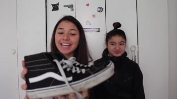 El par de zapatillas altas Vans SK8 negras de JusteJo en su vídeo ¿QUIÉN TIENE LAS MEJORES ZAPATILLAS? (BALENCIAGA, JORDANIA, NIKE..)