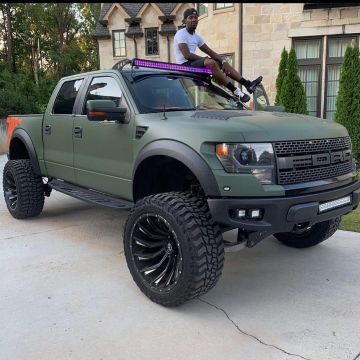 Nike Air Vapormax x Off-White Offset account on the Instagram of @look