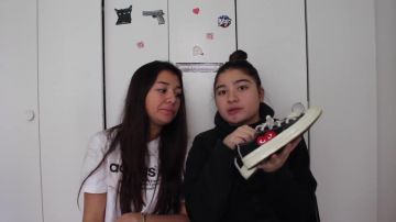 El par de zapatillas Like Boys Play x Converse de JusteJo en su video ¿QUIÉN TIENE LAS MEJORES ZAPATILLAS? (BALENCIAGA, JORDANIA, NIKE..)