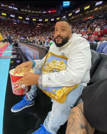Air jordan 3 Blue Powder de DJ Khaled sur le compte Instagram de @look