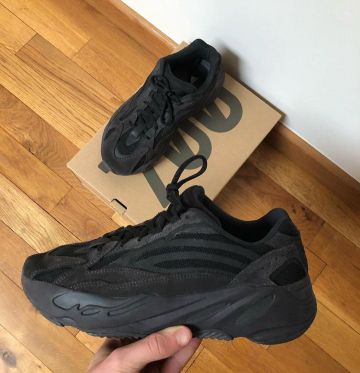 Adidas Yeezy Boost 700 V2 Vanta en la cuenta de Instagram de @sneakerstore.be
