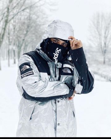 TNF x supreme Jacket de @look sur le compte Instagram de @look
