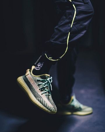 Yeezy 350 V2 (amarillo) en la cuenta de Instagram de @wethenew