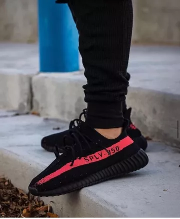 Yeezy 350 V2 Red en la cuenta de Instagram de @boostseason