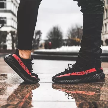 Yeezy 350 V2 red sur le compte Instagram de @boostseason