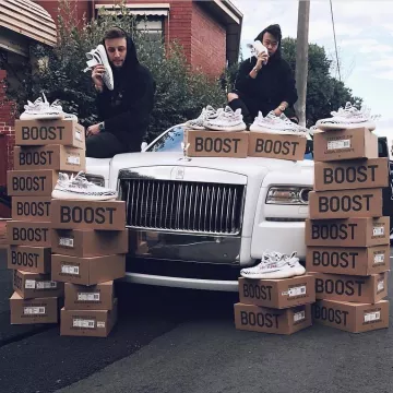 Yeezy 350 V2 zebra sur le compte Instagram de @boostseason