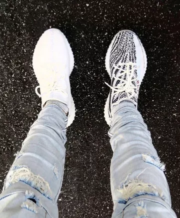 Yeezy 350 V2 zebra en la cuenta de Instagram de @boostseason