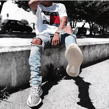 Yeezy 350 V2 zebra en la cuenta de Instagram de @boostseason