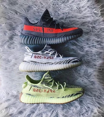 Yeezy 350 V2 zebra (blanco y negro) en la cuenta de Instagram de @boostseason