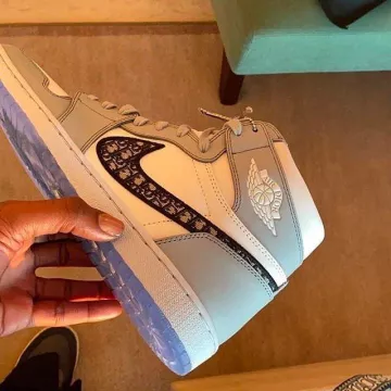 Jordan 1 Retro High Dior en la cuenta de Instagram de @basedofhype