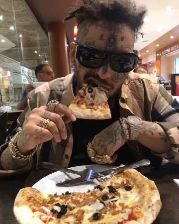 Chemise Burberry de Swagg Man sur le compte Instagram de @theswaggmantv