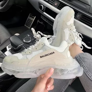 Balenciaga Triple S White Clear Sole (W) en la cuenta de Instagram de @sneakersmile_