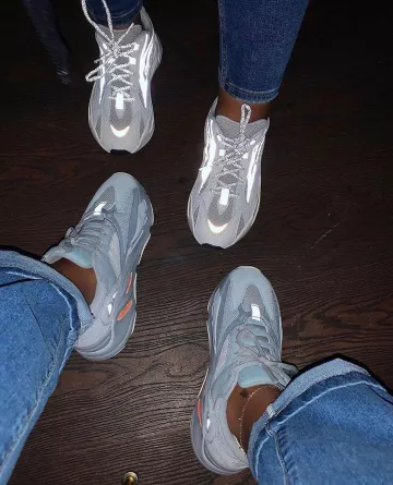Las adidas Yeezy Boost 700 Inertia en la cuenta de Instagram de @sneakseeker