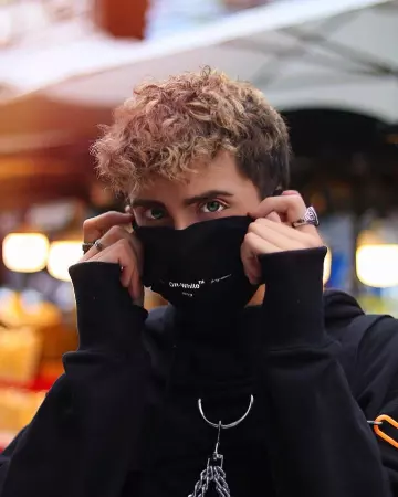 Máscara de logotipo impresa off-White usada por Lythan Cottaz en su publicación de Instagram @lythancottaz