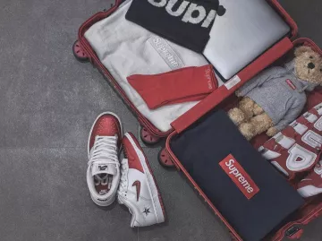Nike SB Dunk Low Supreme Jewel Swoosh Red en la cuenta de Instagram de @alan_manfy