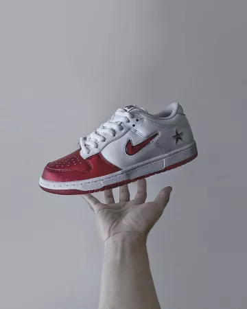 Nike SB Dunk Low Supreme Jewel Swoosh Red en la cuenta de Instagram de @alan_manfy