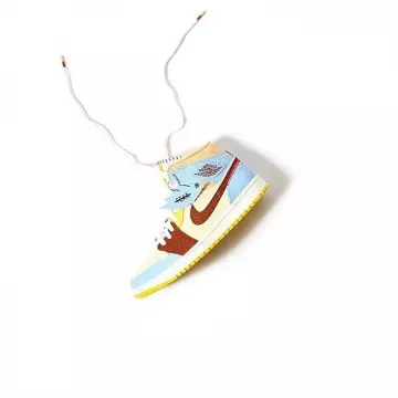 La paire de Nike Jor­dan 1 Mid SE Fear­less Mai­son Cha­teau Rouge sur le compte Instagram de @coproom