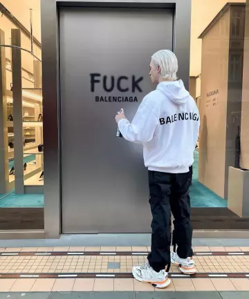 Balenciaga rastrea naranja blanco en la cuenta de Instagram de @nclgallery