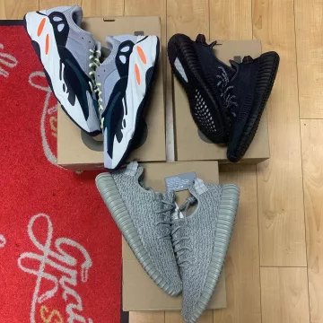 Adidas Yeezy Boost 700 Wave Runner Solid Grey en la cuenta de Instagram de @grails.sf