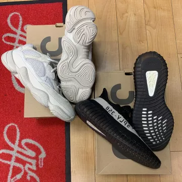 Adidas Yeezy Boost 350 V2 Core Negro Blanco en la cuenta de Instagram de @grails.sf