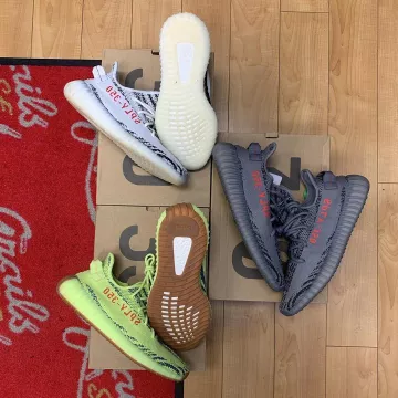 Adidas Yeezy Boost 350 V2 Semi Frozen Yellow en la cuenta de Instagram de @grails.sf
