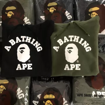 BAPE City Camo College Tee Noir / Blanc sur le compte Instagram de @grails.sf