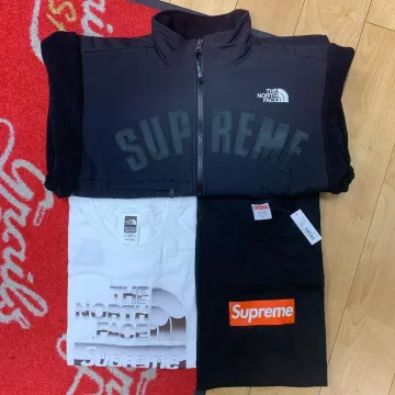 Supreme San Francisco Box Black Tee Logo en la cuenta de Instagram de @grails.sf