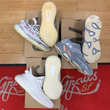 Adidas Yeezy Boost 350 V2 Zebra en la cuenta de Instagram de @grails.sf