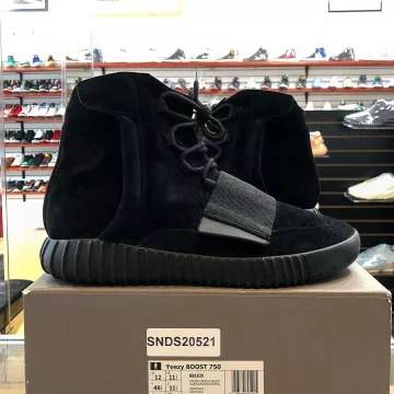 Adidas Yeezy Boost 750 Triple Black en la cuenta de Instagram de @redwood_sf