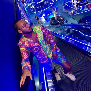 Pantalones cortos de baño Verscae con estampado barroco usados por Lacrim en su publicación de Instagram @officielacrim
