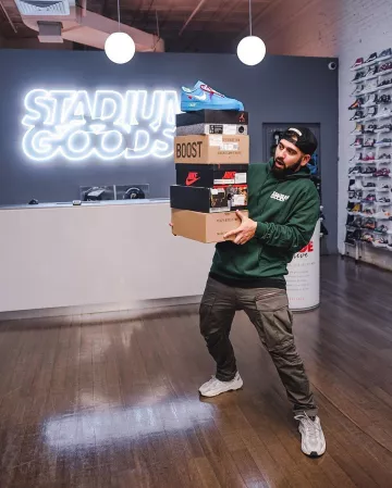 Las zapatillas estáticas adidas Yeezy 700 V2 de Qias Omar en la cuenta de Instagram de @qiasomar
