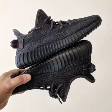 Adidas Yeezy Boost 350 V2 Static Black (Reflective) sur le compte Instagram de @yeezyworldwide_
