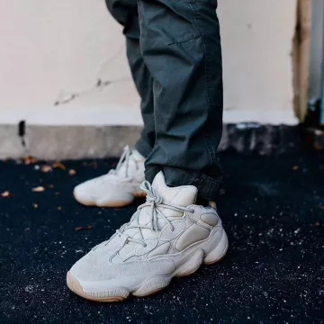 Adidas Yeezy 500 Stone sur le compte Instagram de @yeezyworldwide_
