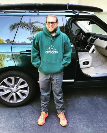 Las zapatillas Adidas Ozweego naranjas usadas por Jonah Hill en su Instagram account@jonahhill