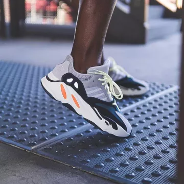 Adidas Yeezy Boost 700 Wave Runner Solid Gris sur le compte Instagram de @yeezyworldwide_