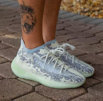 Adidas Yeezy Boost 380 Alien sur le compte Instagram de @yeezyworldwide_