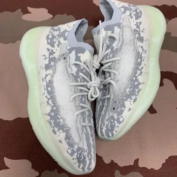 Yeezy 380 alienígenas en la cuenta de Instagram de @clockers_paris