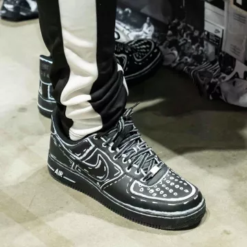 El par de nike personalizadas en la cuenta de Instagram de @sneakercon