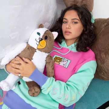 Peluche Ripndip usado por una chica en la cuenta de Instagram de @ripndip 