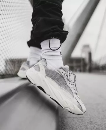 Adidas Yeezy 700 V2 Static sur le compte Instagram de @yeezyworldwide_