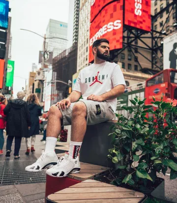 Sneakers Jordan 14 Retro Supreme White Qias Omar's account on the Instagram of @qiasomar