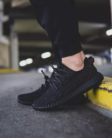 Adidas Yeezy Boost 350 Pirate Noir (2016) sur le compte Instagram de @yeezyworldwide_