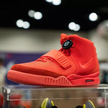 El par de nike rojas en la cuenta de Instagram de @sneakercon