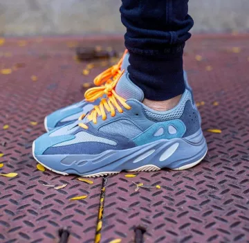 Adidas Yeezy Boost 700 V2 Hospital Bleu sur le compte Instagram de @yeezyworldwide_