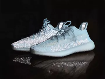 Adidas Yeezy Boost 350 V2 Cloud White (Reflective) sur le compte Instagram de @yeezyworldwide_