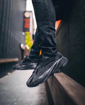 Adidas Yeezy Boost 700 MNVN Triple Noir sur le compte Instagram de @yeezyworldwide_